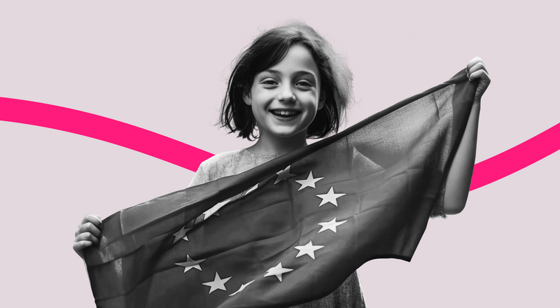 Ein Mädchen mit EU-Flagge in den Händen