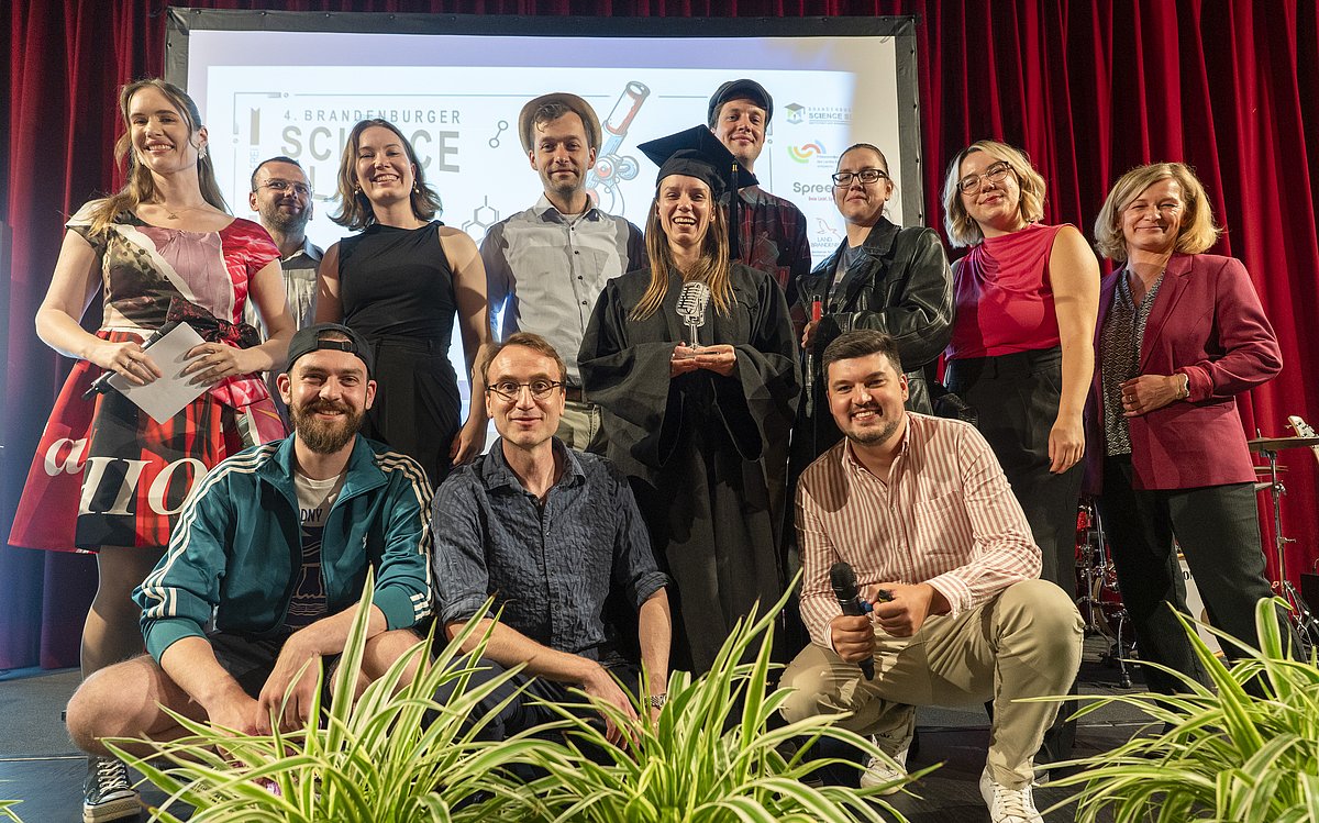 Gruppenfoto der Slammenden und Veranstaltenden
