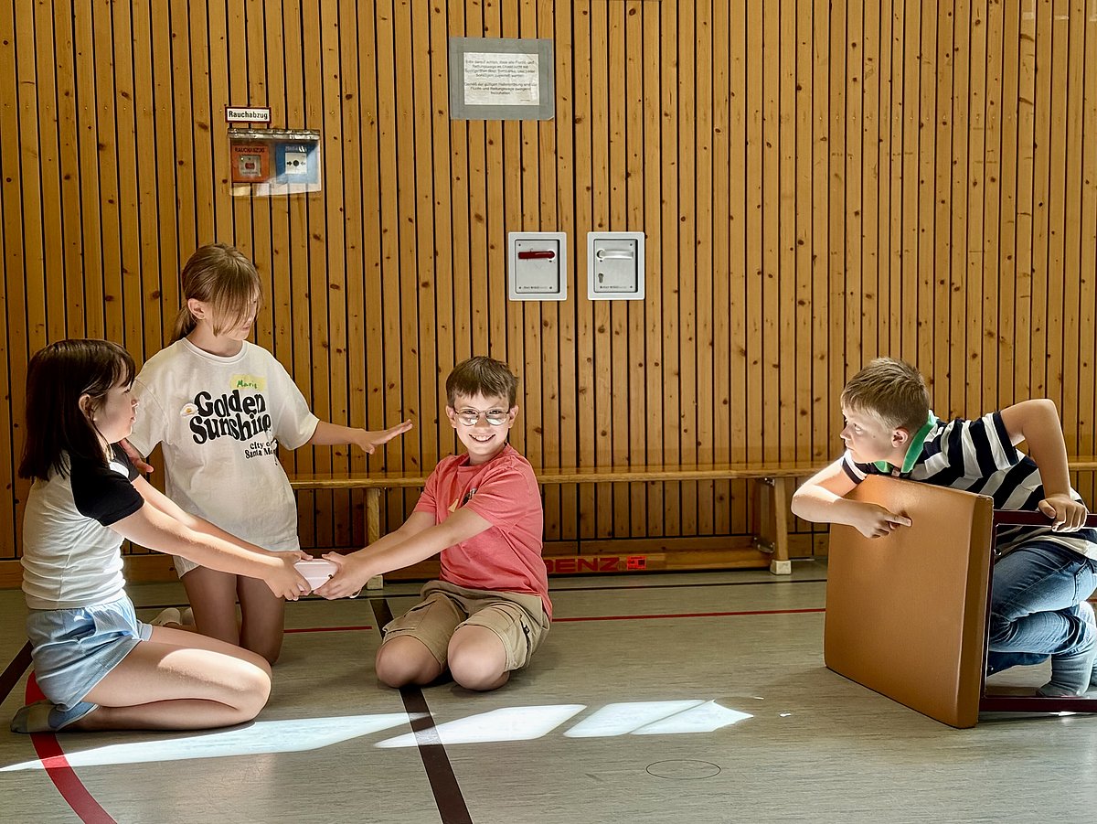 Grundschülerinnen des Hauses des Lernens in Spremberg präsentieren ihren Klassenkameradinnen die selbst erdachte Szene „Konflikt“.