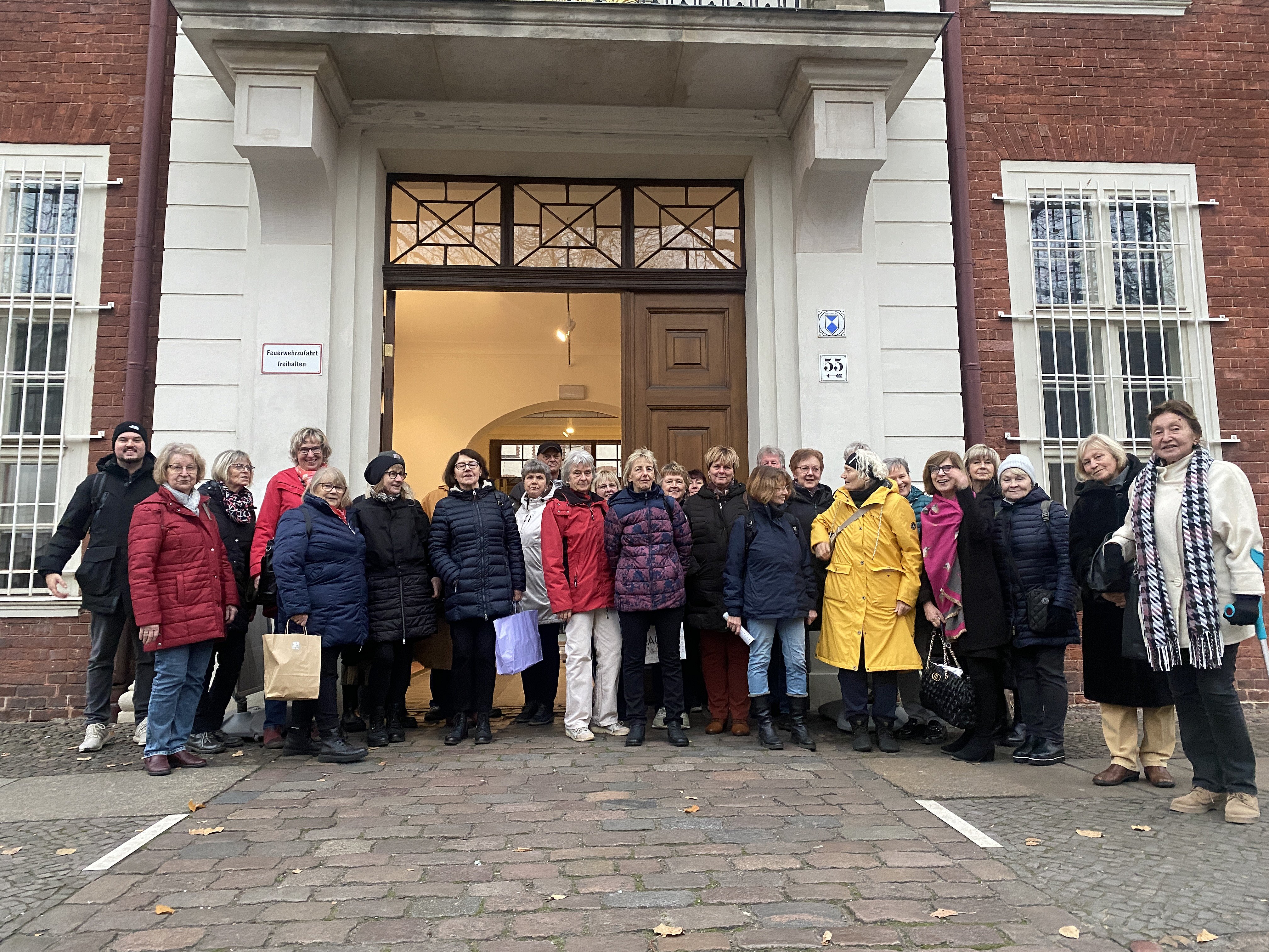 Teilnehmende der Exkursion vor der Gedenkstätte Lindenstraße in Potsdam
