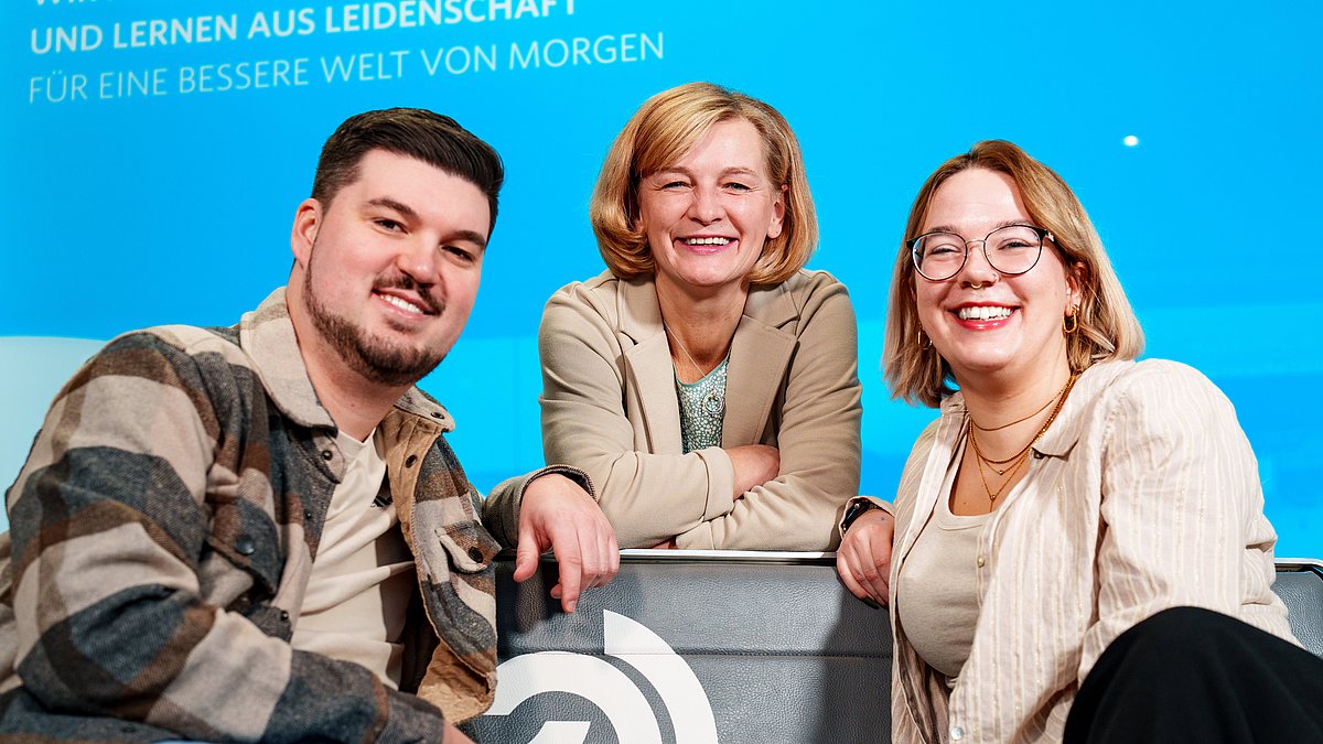 Das Team der Präsenzstelle zur Dritt auf einer Sitzbank
